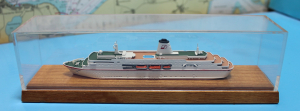 Passagierschiff "Deutschland" (1 St.) D 1998 Modellbau Conrad in Vitrine